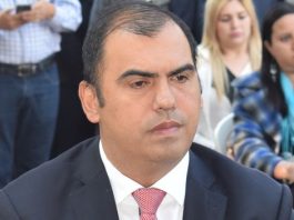 Pedro Díaz Verón Obra no realizada El gobernador de Caazapá Pedro Díaz Verón Obra no realizada El gobernador de Caazapá, Pedro Díaz Verón, entregó G. 400 millones a la Asociación de Desarrollo Interdistrital para remodelar la ex estación en Moises Bertoni. La obra no se realizó porque no estaba autorizada. No hay rastros del trabajo que debía ser realizado.