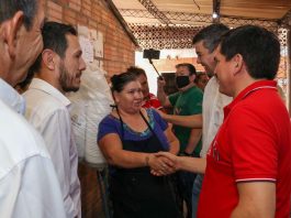 El intendente de Paraguarí, Marcelo Simbrón (de camisa blanca), saludando a una trabajadora del mercado junto al presidenciable cartista Santiago Peña y el gobernador Juan Carlos Baruja.