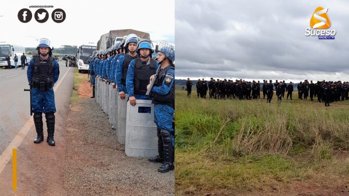 Un amplio despliegue policial se realiza este martes en la zona de Raúl Arsenio Oviedo. Foto: Codehupy
