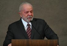 Lula llora al ser certificado presidente electo de Brasil por tercera vez.