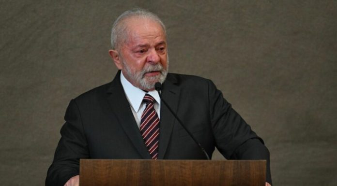 Lula llora al ser certificado presidente electo de Brasil por tercera vez.