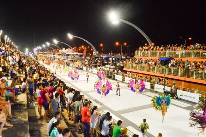 Concurrencia. Cada año, el Carnaval Encarnaceno atrae a una gran cantidad de personas por el espectáculo que ofrece.