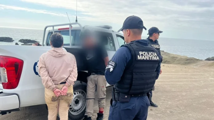 Tres chilenos y una paraguaya fueron detenidos en Iquique, Chile, por ser sindicados como miembros de una banda de secuestradores. Foto: Armada de Chile