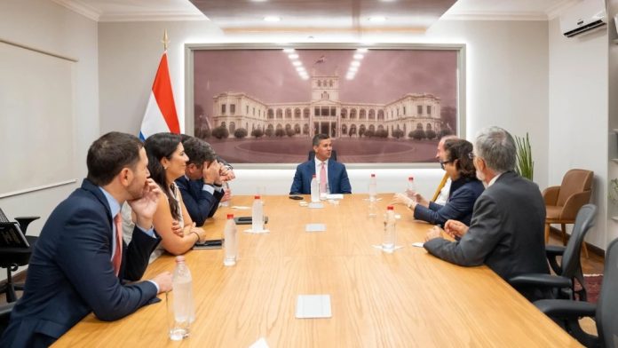 En el encuentro entre el presidente Santiago Peña y otras autoridades revisaron el avance de las negociaciones y consideraron que es posible llegar a un acuerdo pleno para finales del mes de mayo.Foto: Gentileza.