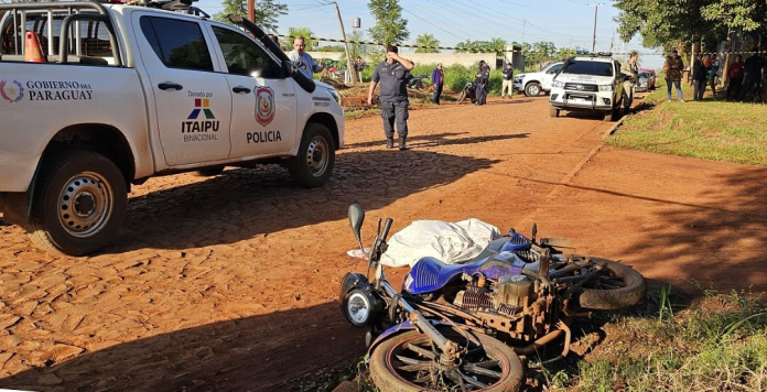 Motocicleta que utilizaba Alcides de la Cruz Lezcano Ortiz, víctima del presunto homicidio en Hernandarias.GENTILEZA.