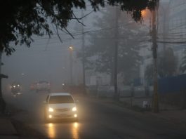 El día se presenta cálido a fresco, con cielo mayormente nublado, vientos moderados del norte que rotarán al sur. Se esperan lluvias y ocasionales tormentas eléctricas.
