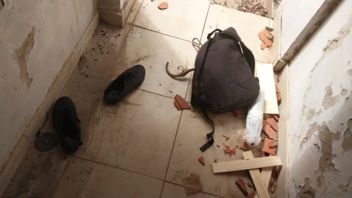 Mochila y calzado del presunto ladrón que terminó sin vida. Policía Nacional.