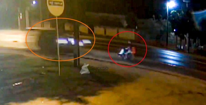 El hombre se gana la vida vendiendo caramelos en la zona semafórica de la ciudad.Foto: Captura NPY El hombre se gana la vida vendiendo caramelos en la zona semafórica de la ciudad.Foto: Captura NPY