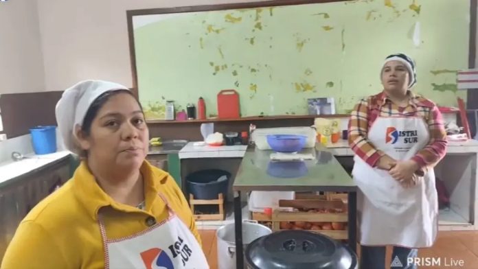Las cocineras de la escuela lamentan la inseguridad. Foto: La Jornada. Las cocineras de la escuela lamentan la inseguridad. Foto: La Jornada.