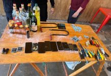 REALIZARON REQUISA EN LA CÁRCEL DE VILLARRICA Y ENCONTRARON BEBIDAS ALCOHÓLICAS, DROGAS Y ARMAS BLANCAS Lo más grave del hallazgo fue la detección de posibles sustancias ilícitas: 27 bolsitas azules que contenían presunta marihuana, 17 con presunta cocaína y 439 dosis de lo que sería cocaína tipo crack. Foto: Gentileza.