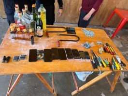 Lo más grave del hallazgo fue la detección de posibles sustancias ilícitas: 27 bolsitas azules que contenían presunta marihuana, 17 con presunta cocaína y 439 dosis de lo que sería cocaína tipo crack. Foto: Gentileza.