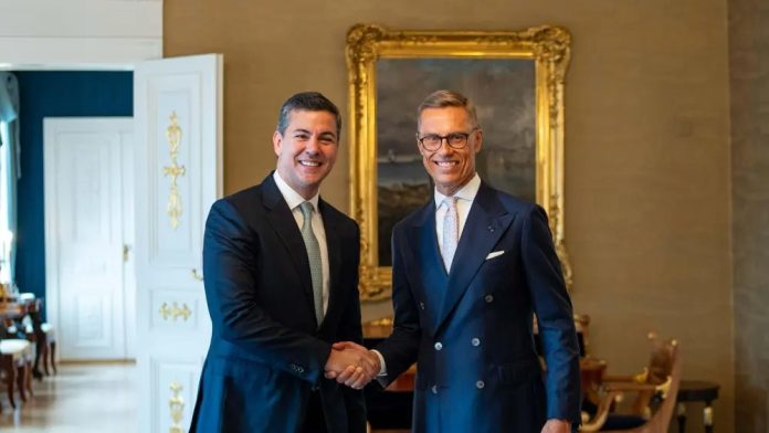 Santiago Peña se reunió con Alexander Stubb en Finlandia.Foto: Presidencia.