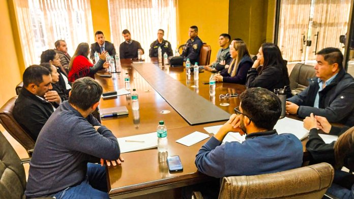 A la reunión fueron invitados los fiscales Derlys Fanego y Rodrigo Lepretti, junto al jefe de la Comisaría 2ª de Yuty, Crio. Ppal. Basilio Cuevas. Foto: Gentileza. A la reunión fueron invitados los fiscales Derlys Fanego y Rodrigo Lepretti, junto al jefe de la Comisaría 2ª de Yuty, Crio. Ppal. Basilio Cuevas. Foto: Gentileza.