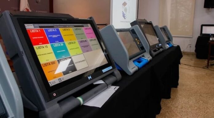 Senado insta a cancelar la compra de máquinas de votación y seguir con los alquileres.