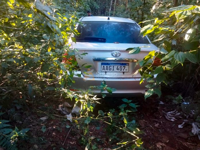 El vehículo es un Toyota Allion, año 2002, color plata, con matrícula AAGI 407, propiedad de Aníbal Abel González Ramos, de 21 años, domiciliado en la ciudad de J. Eulogio Estigarribia, departamento de Caaguazú. Foto: Redacción Suceso.