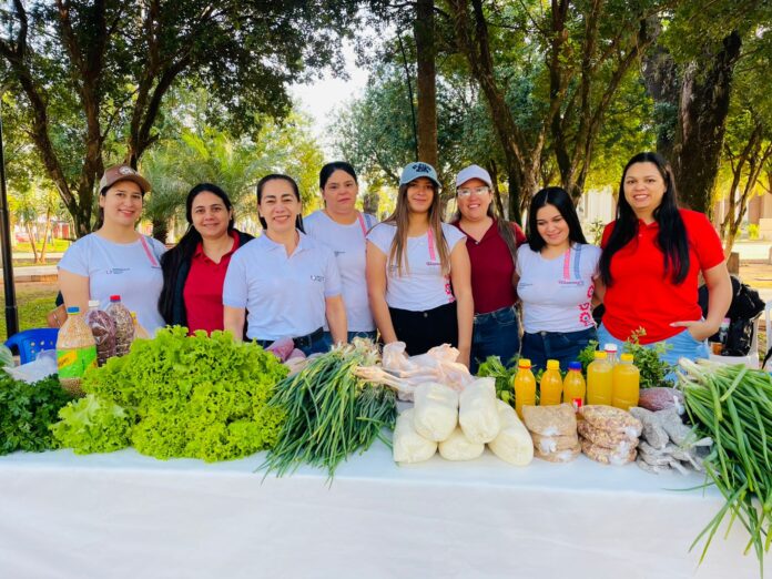 La feria, que comenzó a las 07:00 horas, fue una oportunidad para que los emprendedores locales exhibieran sus productos. Foto: Municipalidad de San Juan Nepomuceno.