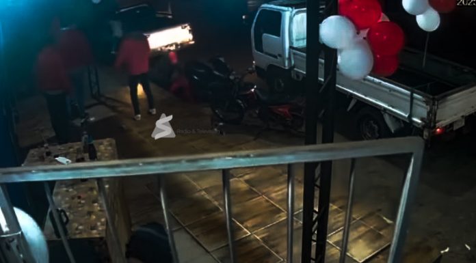 Uno de los sospechosos ya fue detenido, mientras continúa la búsqueda de los demás involucrados. - Foto: Captura -Edición Suceso