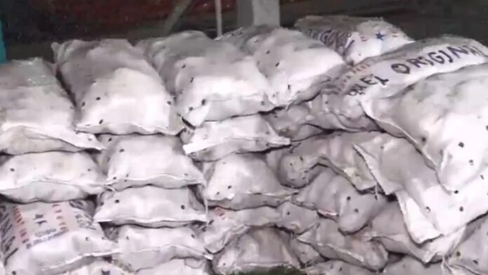 Un operativo anticontrabando terminó con la incautación de 2.000 bolsas de cebolla y 250 de papa. Captura de pantalla. Un operativo anticontrabando terminó con la incautación de 2.000 bolsas de cebolla y 250 de papa. Captura de pantalla.