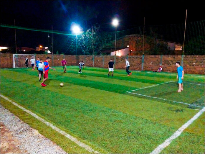 Fútbol entre amigos en el barrio San José de San Juan Nepomuceno. Foto: Sintético La Amistad.