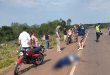 GUAIRÁ: MOTOCICLISTA MURIÓ TRAS CHOCAR CON BOLSA CON CHANCHOS ABANDONADA EN LA RUTA PY18 Testigos relataron que el hombre intentó maniobrar para evitar el choque, pero no pudo evitar el impacto. Foto: Gentileza.