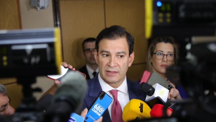 El senador Beto Ovelar indicó que se analizan muchos pedidos de aumentos salariales en instituciones.Foto: Archivo.