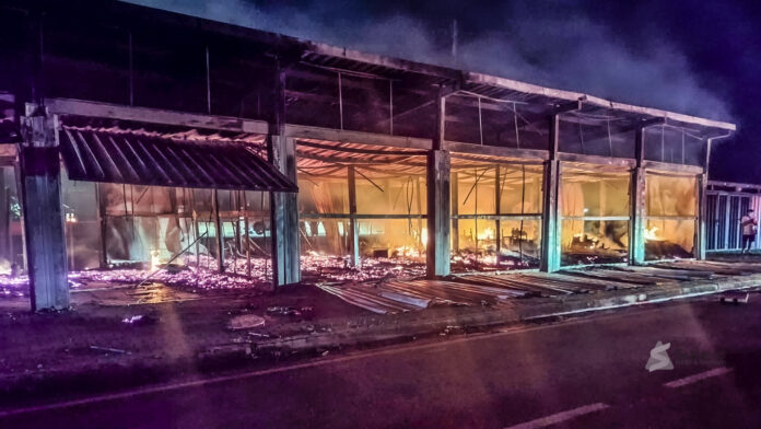 Tragedia en Caaguazú: incendio arrasa con siete casillas del área de servicios de los muebleros