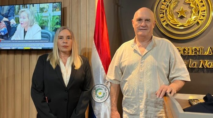 Gladys Lucía Mendoza de Esparza y Walter Janusz Ricardo Kobilanski Brandhuber ofrecieron una conferencia de prensa. Foto: Gentileza Gladys Lucía Mendoza de Esparza y Walter Janusz Ricardo Kobilanski Brandhuber ofrecieron una conferencia de prensa. Foto: Gentileza