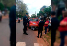 ADOLESCENTE DE 14 AÑOS CHOCÓ CONTRA UN AUTO ESTACIONADO EN YUTY El impacto produjo daños en el paragolpes trasero del automóvil, mientras que la motocicleta quedó incrustada debajo del rodado, con severos daños en la parte frontal. Foto: Redacción Suceso.