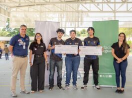 El primer puesto fue para el equipo PPB Tech (Col. Nac. Pablo Patricio Bogarín, Ñemby). Integrado por Tobías Núñez, César Delvalle y Jorge Melgarejo, con la mentoría de la Ing. De los Ángeles Núñez, el equipo desarrolló un robot reforestador automatizado capaz de sembrar semillas, regarlas y monitorear el suelo en zonas críticas como el Chaco Paraguayo, afectadas por la deforestación, incendios y sequías. Foto: Fundación Paraguaya.