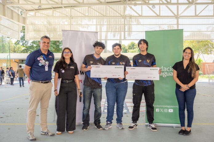 El primer puesto fue para el equipo PPB Tech (Col. Nac. Pablo Patricio Bogarín, Ñemby). Integrado por Tobías Núñez, César Delvalle y Jorge Melgarejo, con la mentoría de la Ing. De los Ángeles Núñez, el equipo desarrolló un robot reforestador automatizado capaz de sembrar semillas, regarlas y monitorear el suelo en zonas críticas como el Chaco Paraguayo, afectadas por la deforestación, incendios y sequías. Foto: Fundación Paraguaya. El primer puesto fue para el equipo PPB Tech (Col. Nac. Pablo Patricio Bogarín, Ñemby). Integrado por Tobías Núñez, César Delvalle y Jorge Melgarejo, con la mentoría de la Ing. De los Ángeles Núñez, el equipo desarrolló un robot reforestador automatizado capaz de sembrar semillas, regarlas y monitorear el suelo en zonas críticas como el Chaco Paraguayo, afectadas por la deforestación, incendios y sequías. Foto: Fundación Paraguaya.