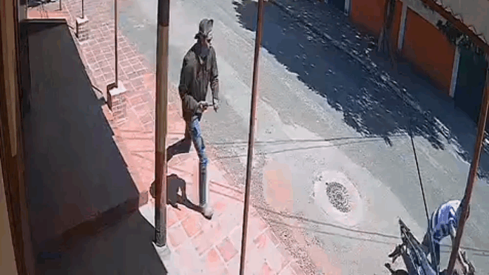 El hijo del carnicero que estaba siendo asaltado intentó esconder la moto de los criminales, fue descubierto y recibió un disparo.Foto: Captura. El hijo del carnicero que estaba siendo asaltado intentó esconder la moto de los criminales, fue descubierto y recibió un disparo.Foto: Captura.