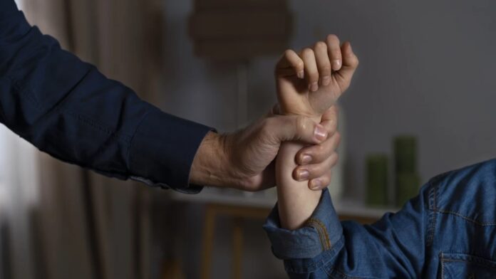La Policía reportó la aprehensión de cuatro personas por hechos de violencia familiar.Imagen referencial (Freepik).