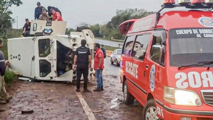 Un transportador de caudales volcó sobre la ruta PY02 en la zona de Potrero Ubaldina de Coronel Oviedo. Foto: Gentileza, Edición Suceso
