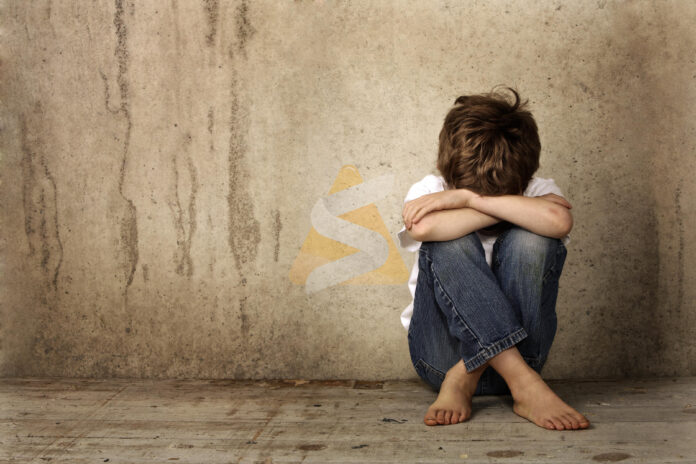 La mujer relató a Radio y TV Suceso que su hijo le contó que al menos dos de los adolescentes lo tomaron por el brazo y la pierna, lo subieron a una mesa y le bajaron el pantalón. El presunto ataque tuvo lugar dentro de un aula. *Foto ilustrativa* La mujer relató a Radio y TV Suceso que su hijo le contó que al menos dos de los adolescentes lo tomaron por el brazo y la pierna, lo subieron a una mesa y le bajaron el pantalón. El presunto ataque tuvo lugar dentro de un aula. *Foto ilustrativa*