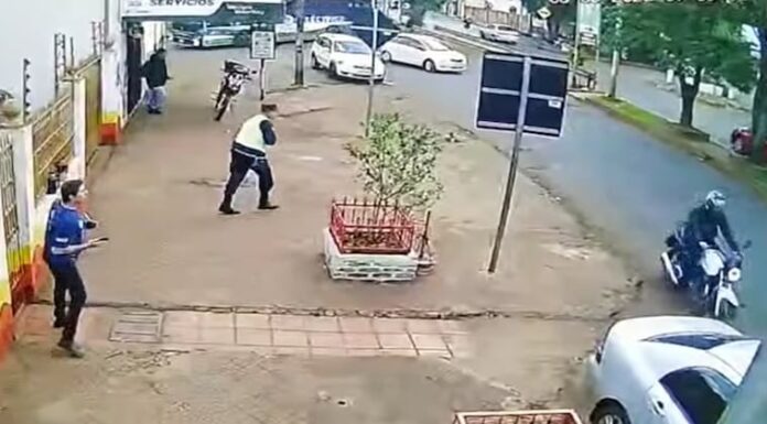 Momento en que el suboficial Gustavo Salinas se enfrenta a los asaltantes. Imagen: captura de video. Momento en que el suboficial Gustavo Salinas se enfrenta a los asaltantes. Imagen: captura de video.