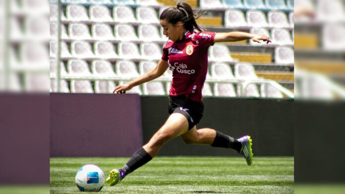 Mireya Cardozo, de 23 años, oriunda de la comunidad de Caracara’i, Coronel Maciel, departamento de Caazapá, es goleadora del club UNSAAC, de Cusco, Perú. Foto: Gentileza. Mireya Cardozo, de 23 años, oriunda de la comunidad de Caracara’i, Coronel Maciel, departamento de Caazapá, es goleadora del club UNSAAC, de Cusco, Perú. Foto: Gentileza.