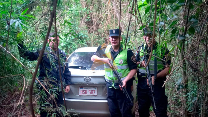 El vehículo Toyota Allion denunciado como hurtado en Fulgencio Yegros fue localizado horas después en una zona boscosa de Bobi Puku, distrito de General Artigas, gracias al rastreo por GPS realizado por la Policía Nacional. Foto: Redacción Suceso. El vehículo Toyota Allion denunciado como hurtado en Fulgencio Yegros fue localizado horas después en una zona boscosa de Bobi Puku, distrito de General Artigas, gracias al rastreo por GPS realizado por la Policía Nacional. Foto: Redacción Suceso.