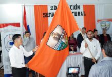 SE PRESENTÓ LA NUEVA BANDERA DEL DISTRITO DE ABAÍ, QUE SERÁ DE USO OFICIAL EN TODAS LAS INSTITUCIONES La presentación de la bandera se enmarca en la Resolución J.M. N° 131/2025, aprobada por la Junta Municipal de Abaí, que reglamenta su uso, exhibición, conservación y honores. Foto: Redacción Suceso.