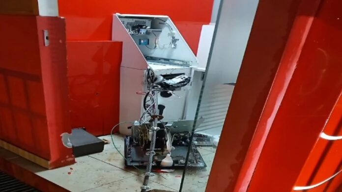 Delincuentes intentaron llevarse un cajero automático ubicado en la localidad de La Paz.Foto: Captura de video/ NPY. Delincuentes intentaron llevarse un cajero automático ubicado en la localidad de La Paz.Foto: Captura de video/ NPY.