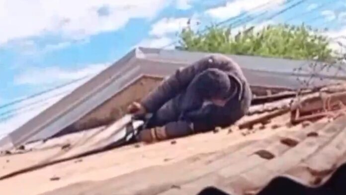 El hombre quedó atrapado en el techo, entre la chapa, sufriendo un corte en la pierna.Foto: Captura Video El hombre quedó atrapado en el techo, entre la chapa, sufriendo un corte en la pierna.Foto: Captura Video