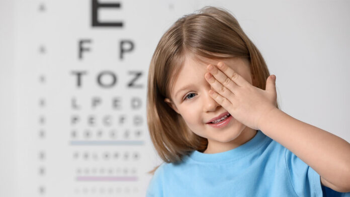 Una niña realiza un chequeo visual en el marco del Día Mundial de la Visión, recordando la importancia de cuidar los ojos desde temprana edad. Foto: Gentileza. Una niña realiza un chequeo visual en el marco del Día Mundial de la Visión, recordando la importancia de cuidar los ojos desde temprana edad. Foto: Gentileza.