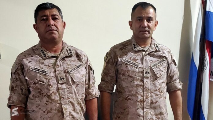 Relevo en la Policía de Caazapá: Néstor Agüero toma la dirección departamental. - Agueroen foto frontal (Derecha) Foto: Gentileza, edición Suceso Multimedios Relevo en la Policía de Caazapá: Néstor Agüero toma la dirección departamental. - Agueroen foto frontal (Derecha) Foto: Gentileza, edición Suceso Multimedios