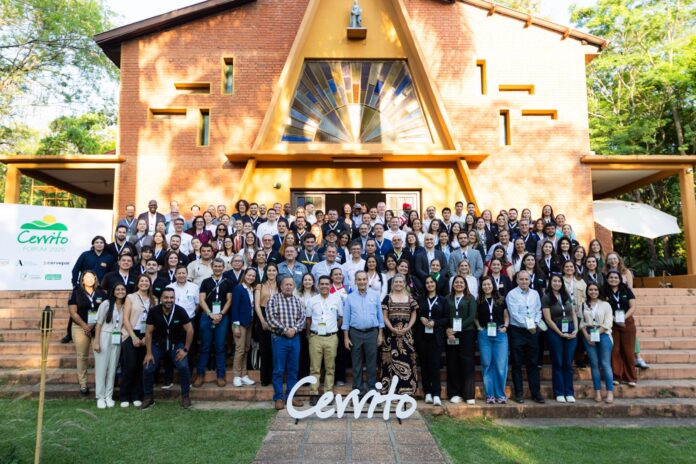 Líderes de 13 países participaron del Cerrito Forum 2025, realizado en la Escuela Agrícola Autosostenible de Cerrito, bajo el lema “Crisis como catalizadora de la prosperidad”, en un encuentro que promovió la innovación, la confianza y la acción colectiva para erradicar la pobreza. Foto: Fundación Paraguaya. Líderes de 13 países participaron del Cerrito Forum 2025, realizado en la Escuela Agrícola Autosostenible de Cerrito, bajo el lema “Crisis como catalizadora de la prosperidad”, en un encuentro que promovió la innovación, la confianza y la acción colectiva para erradicar la pobreza. Foto: Fundación Paraguaya.