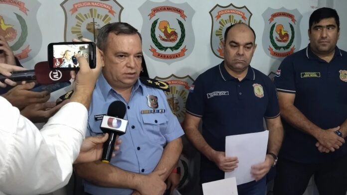 El comisario César Silguero (camisa celeste), conocido en el ámbito de la investigación policial, asume como subcomandante de la Policía Nacional. Foto: Gentileza, Policía Nacional. El comisario César Silguero (camisa celeste), conocido en el ámbito de la investigación policial, asume como subcomandante de la Policía Nacional. Foto: Gentileza, Policía Nacional.