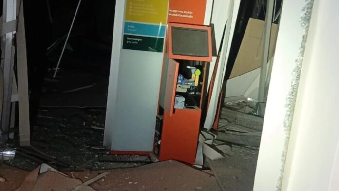 Los asaltantes explosionaron la sucursal del banco en Katueté. Foto: Gentileza Los asaltantes explosionaron la sucursal del banco en Katueté. Foto: Gentileza