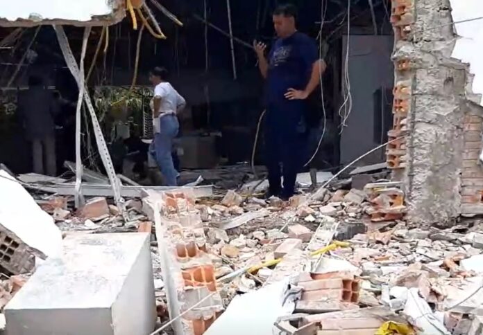 Durante un recorrido realizado por agentes policiales y la Fiscalía encontraron bajo los escombros un total de 23 bolsas de dinero de diferentes denominaciones. Foto: Archivo Durante un recorrido realizado por agentes policiales y la Fiscalía encontraron bajo los escombros un total de 23 bolsas de dinero de diferentes denominaciones. Foto: Archivo