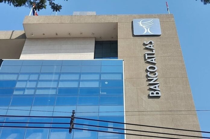 Los fiscales Jorge Arce, Francisco Cabrera y Verónica Valdez presentaron imputación contra el presidente del banco Atlas, Miguel Ángel Zaldívar Silvera