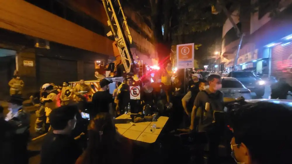 La masacre se registró alrededor de las 20:30 de este sábado en un edificio ubicado en el centro de Ciudad del Este. Foto: Wilson Ferriera La masacre se registró alrededor de las 20:30 de este sábado en un edificio ubicado en el centro de Ciudad del Este. Foto: Wilson Ferriera