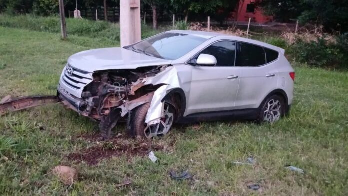 La camioneta que embistió a las mujeres que circulaban en la motocicleta quedó visiblemente dañada tras el impacto.Foto: Robert Figueredo. La camioneta que embistió a las mujeres que circulaban en la motocicleta quedó visiblemente dañada tras el impacto.Foto: Robert Figueredo.