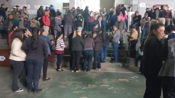 Los funcionarios tomaron la Municipalidad de Lambaré ante posible juramento de Orlando Arévalo como concejal. Foto: Gentileza Los funcionarios tomaron la Municipalidad de Lambaré ante posible juramento de Orlando Arévalo como concejal. Foto: Gentileza